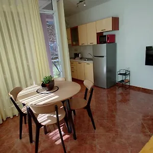 Lola Apartman